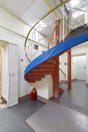 Коммунистическая 48 1 этаж (лестница).jpg