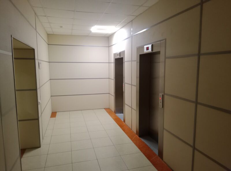 Файл:Фрунзе 242 7 этаж (лифты).jpg