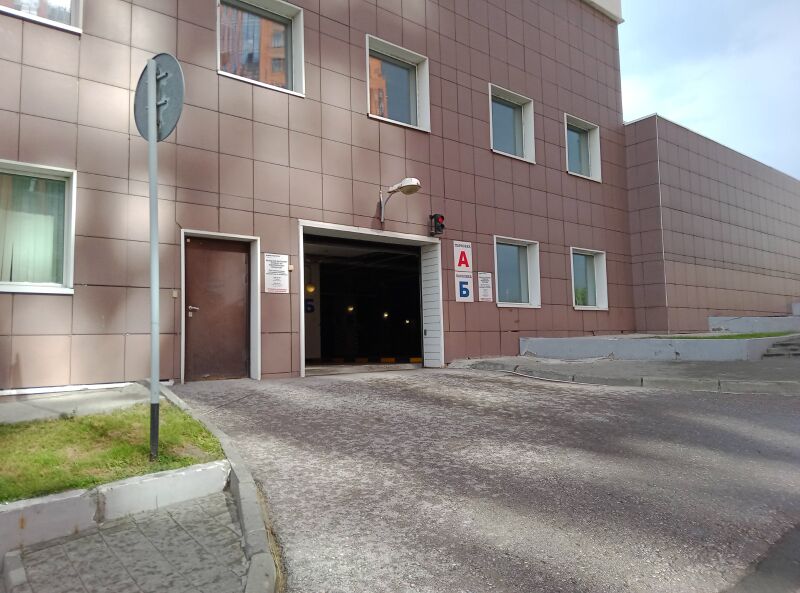 Файл:Фрунзе 242 парковка А-Б.jpg