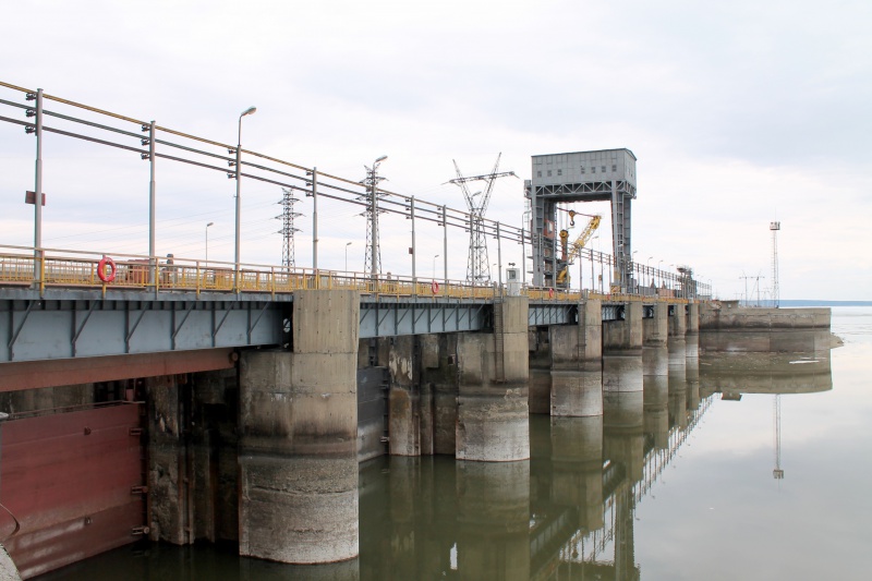 Файл:Водосбросная плотина Новосибирской ГЭС.jpg