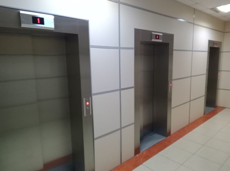 Файл:Фрунзе 242 4 этаж (лифты).jpg