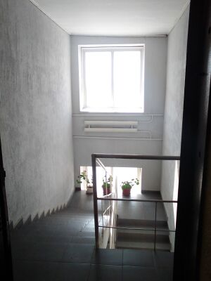 Станционная 2-я 21 3 этаж (лестница).jpg