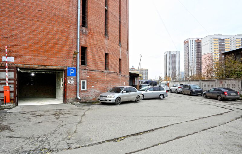 Файл:Писарева 102 (парковка).jpg