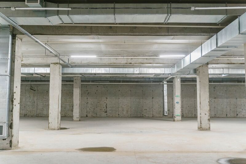 Файл:Королёва 1а (парковка).jpg